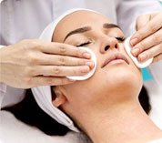 ¿Ayuda la limpieza facial regular (la práctica de eliminar los estigmas)?