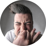 A través de estornudos de la persona infectada