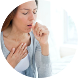 Por medio de particulas expulsadas por la tos