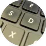 A través del uso de objetos contaminados como teléfonos móviles